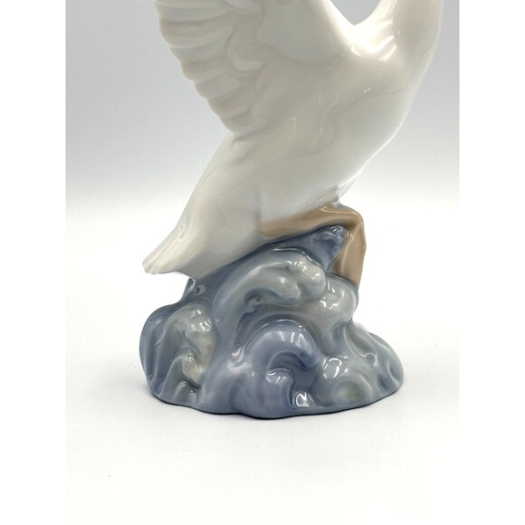 Stunning NAO by Lladro Porcelain Swan Taking Flight from Spain 8” Wedding Decor - Picture 9 of 14